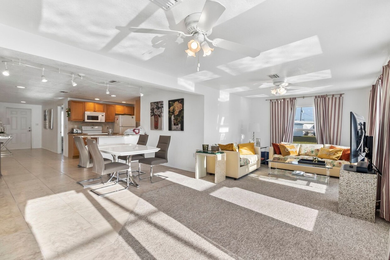 Foto principal - FURNISHED SHORT TERM RENTAL - 3 Bed / 2 Ba...