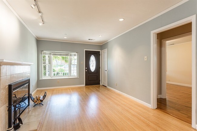 Building Photo - Beautiful Westwood Knolls rental