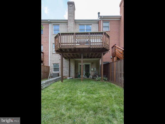 Foto del edificio - 8104 Madrillon Ct