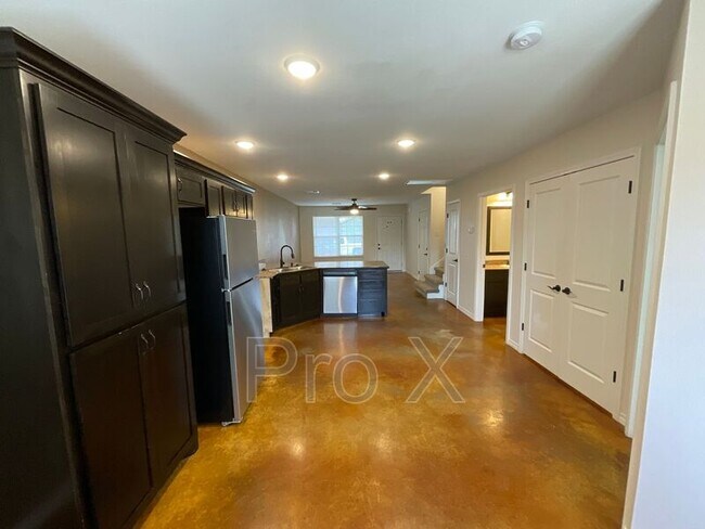 Foto del edificio - 408 Carson Way