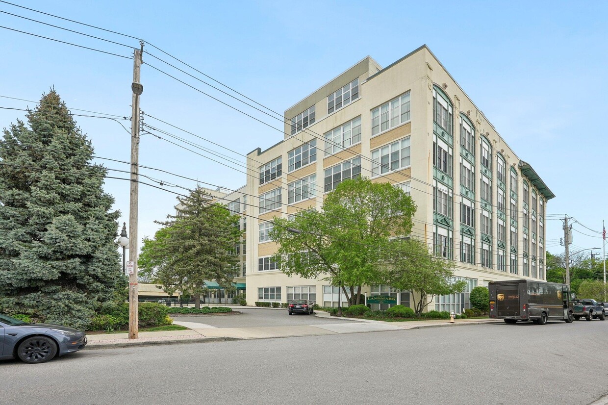 Primary Photo - 1 Landmark Sq