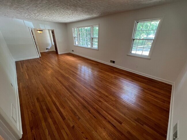 Building Photo - 106 N Tanglewylde Dr
