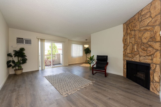 Building Photo - 1525 S Saltair Ave