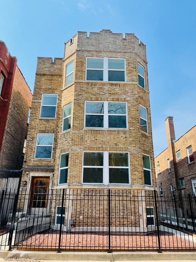 Building Photo - 7408 N Hoyne Ave