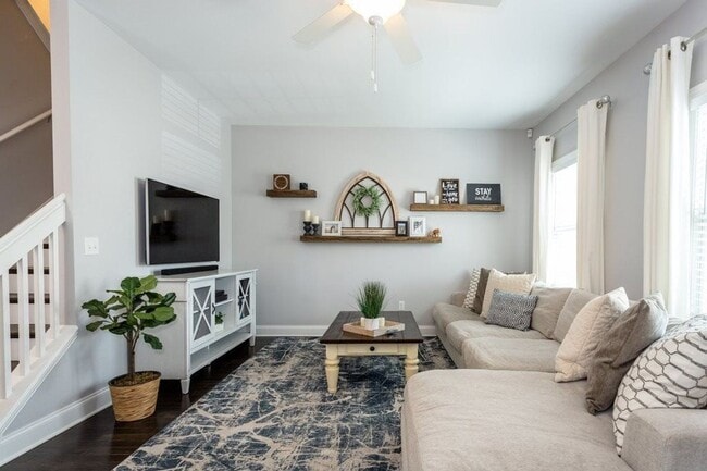 Building Photo - Exceptional and Spacous Townhouse!