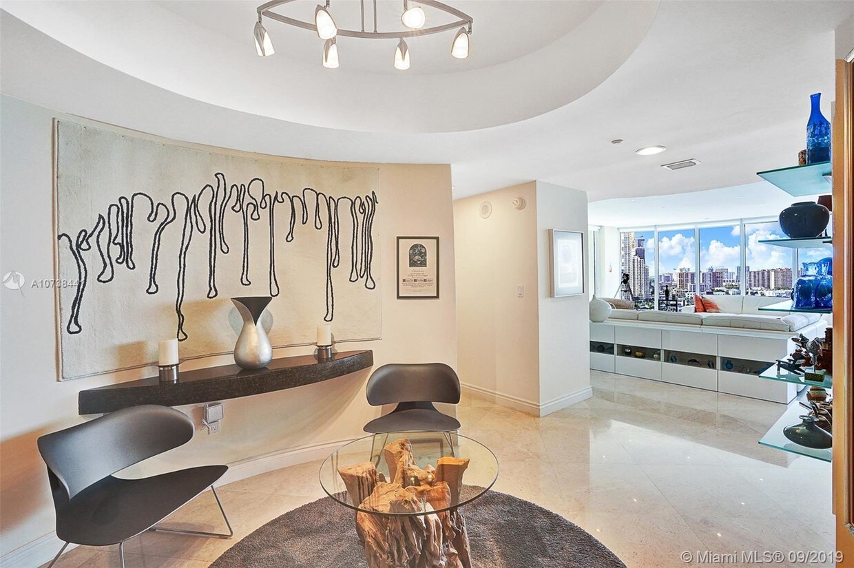 Foto principal - 18911 Collins Ave
