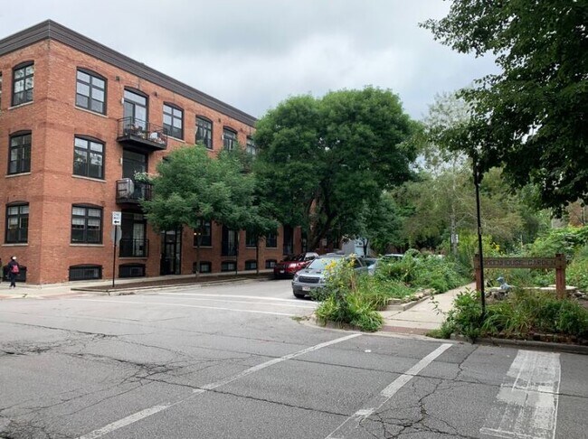 Building Photo - 1801 W Thomas St