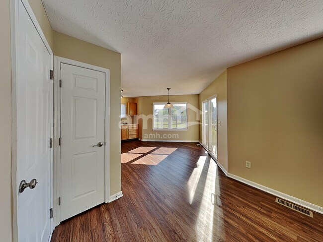 Foto del edificio - 10236 Meadow Glen Dr