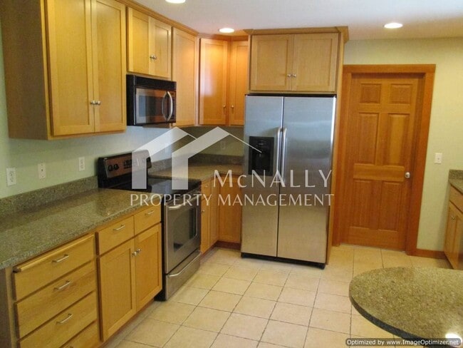 Foto del edificio - 3 bedroom Craftsman Home near Narrows & Uptown