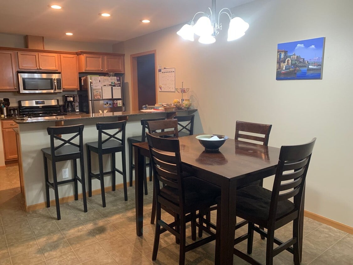 Foto principal - Modern and stylish 3 bedroom home in Lovely Neighborhood