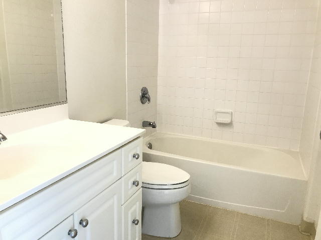 Building Photo - VIEWPOINTE AT WAIKELE 2/2/2 A/C, W/D, lanai