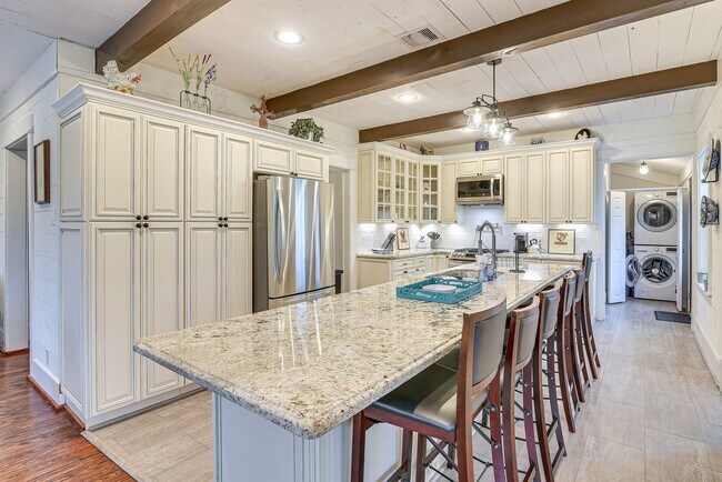 Building Photo - 5313 Palm Dr