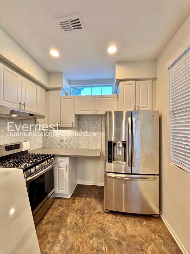 Building Photo - 2 Bed, 2 Bath Condo with Detached Garage / Pet-Friendly / Vouchers Accepted / Available Soon!