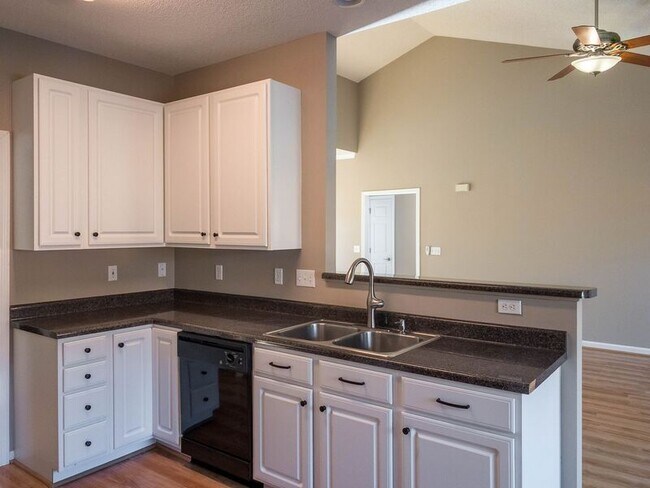 Foto del edificio - 38 Summer Meadow Rd