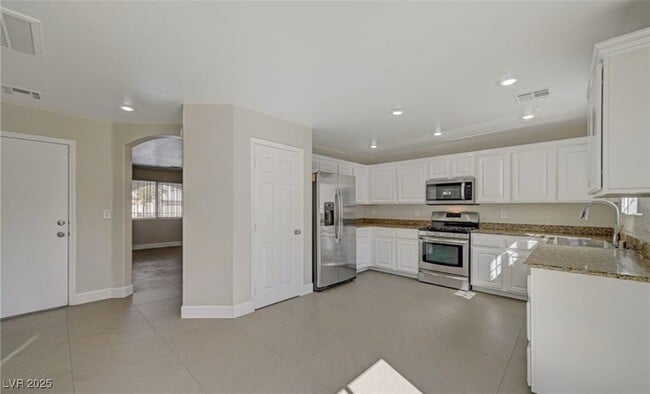 Building Photo - 5733 Rose Tiara Dr