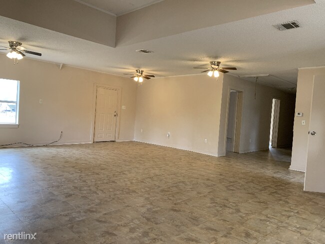 Foto del edificio - 3 br, 1 bath House - 163 White Oak Rd.