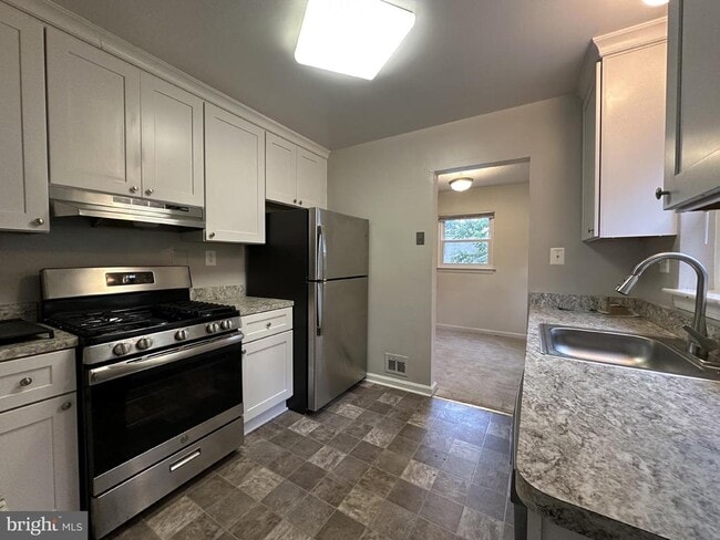 Building Photo - 2237 Highland Ave