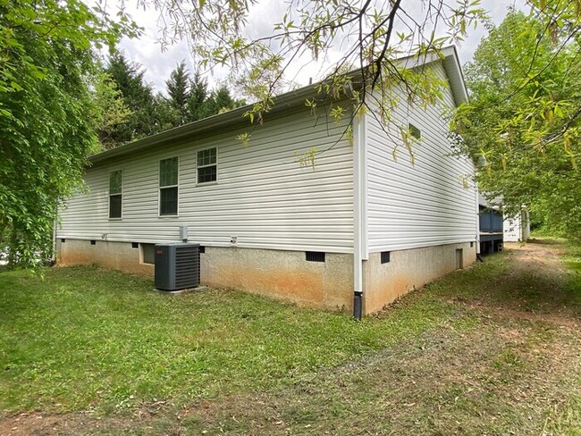 Building Photo - Spacious 4 bedroom 2 bathroom
