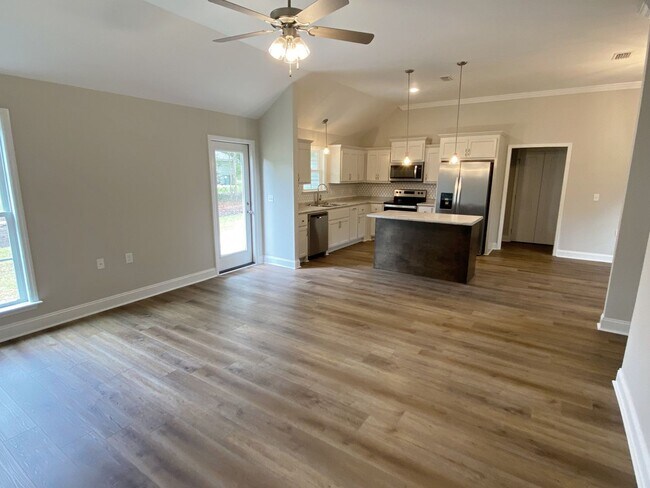 Building Photo - Spacious and Updated 4/2 in Quiet Hahira N...
