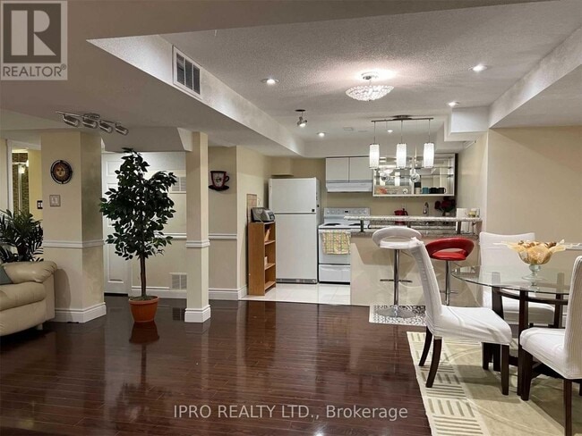 Building Photo - 6336 Culmore Crescent