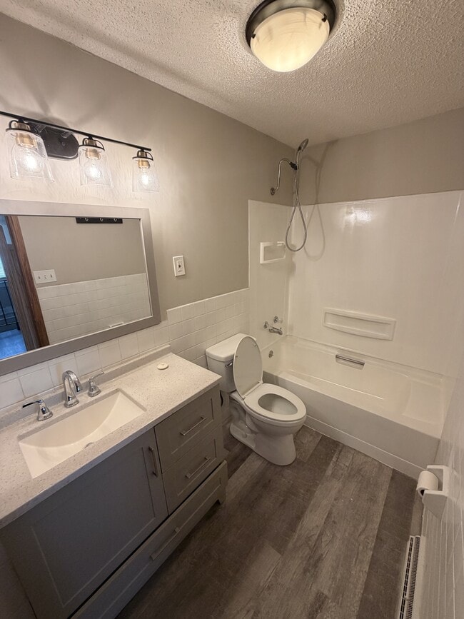 Building Photo - 6909 Lakeview Dr