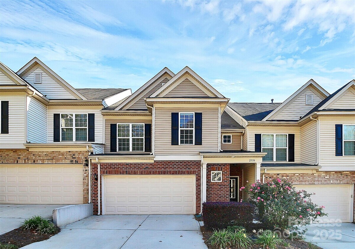 Foto principal - 2559 Royal York Ave