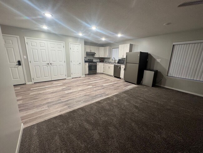 Foto del edificio - 2 Bedroom - 1 bath apartment