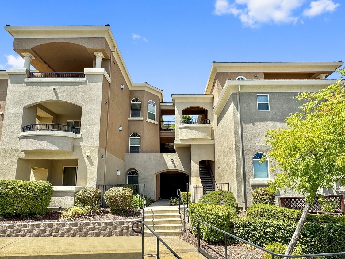 Primary Photo - Updated 2BR/2BA Condo with Garage in Prime...