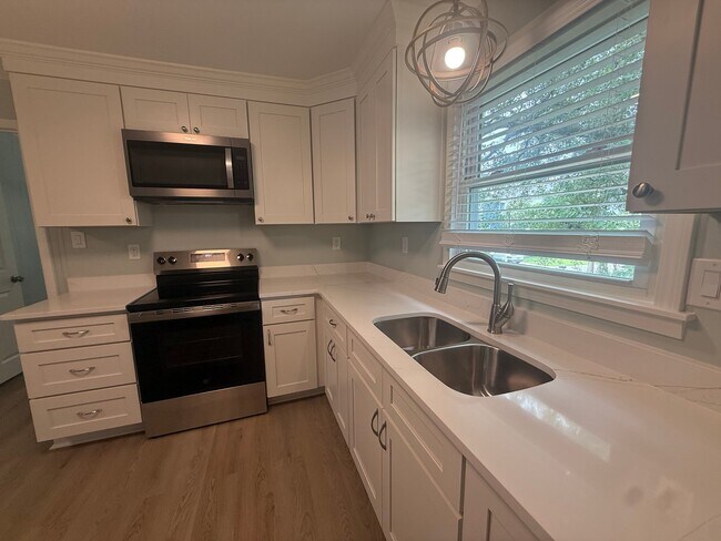 Building Photo - 120 N Pinewood Dr