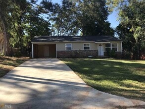 Building Photo - 131 Pineview Dr