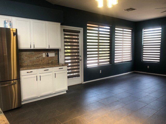 Building Photo - 4 BEDROOM-SPLIT FLOOR PLAN-sz