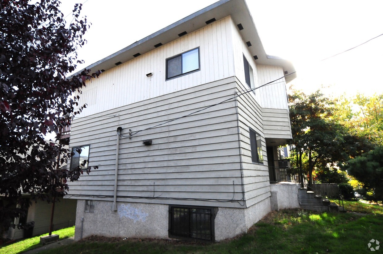Primary Photo - 220 10th Ave
