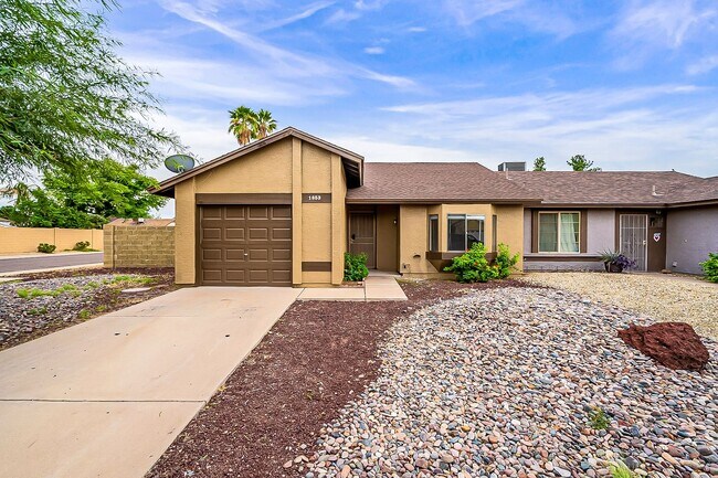 Building Photo - Perfect starter home in Phx with no HOA!
