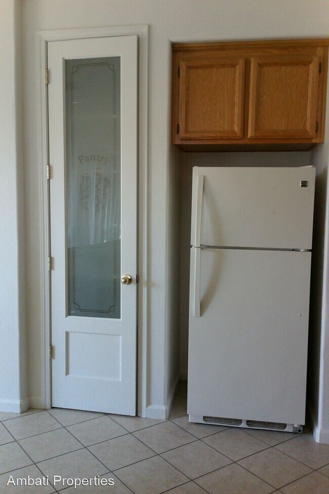 Building Photo - 4 br, 2 bath House - 5259 E. Kaviland Avenue