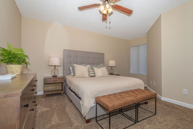 Building Photo - Beautiful and bright 2 bed 2 bath! Don't m...