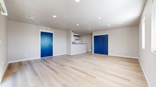 Foto del edificio - 2 Bed / 2 Bath Newly Renovated Apartment | Walkable Amenities in SW Loveland