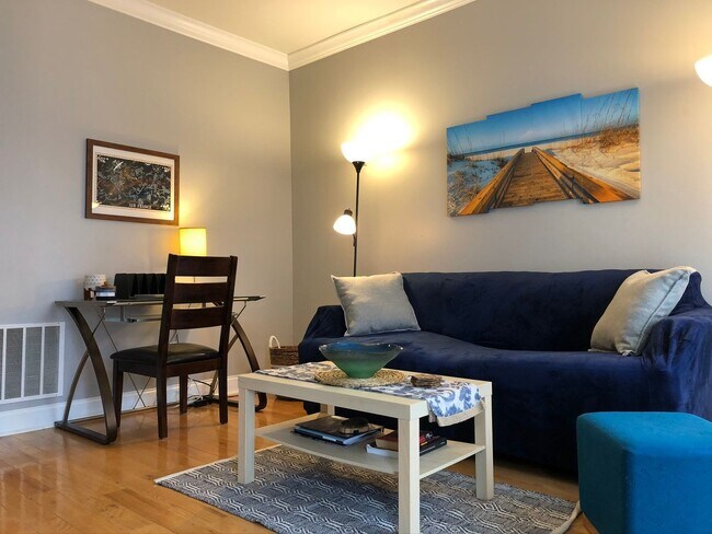Building Photo - Fabulous 3Bed/2.5Ba Townhome - Steps from ...