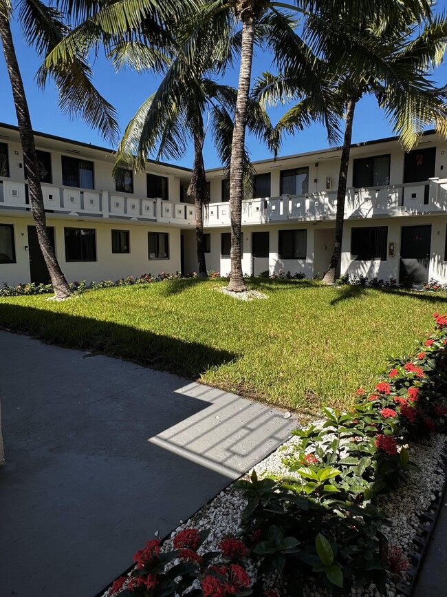 Courtyard - Plaza Gardenia Apartments