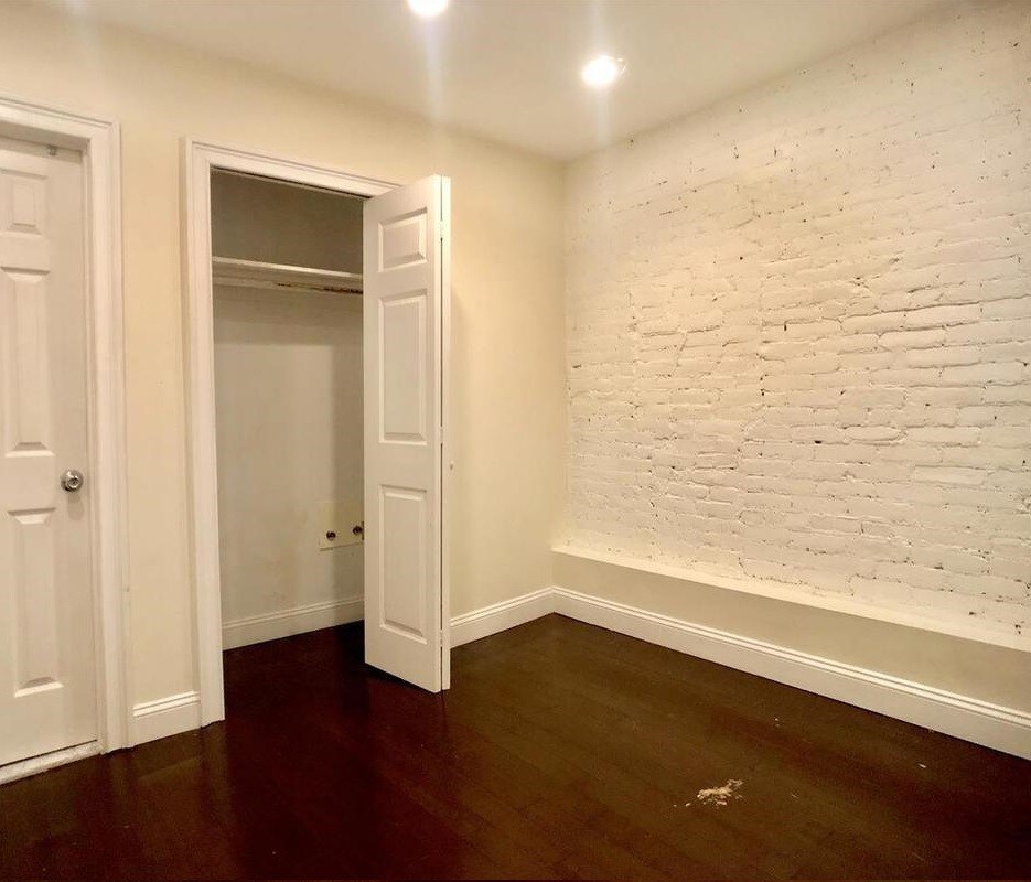Building Photo - NO FEE 2 bedroom with Private outdoor space