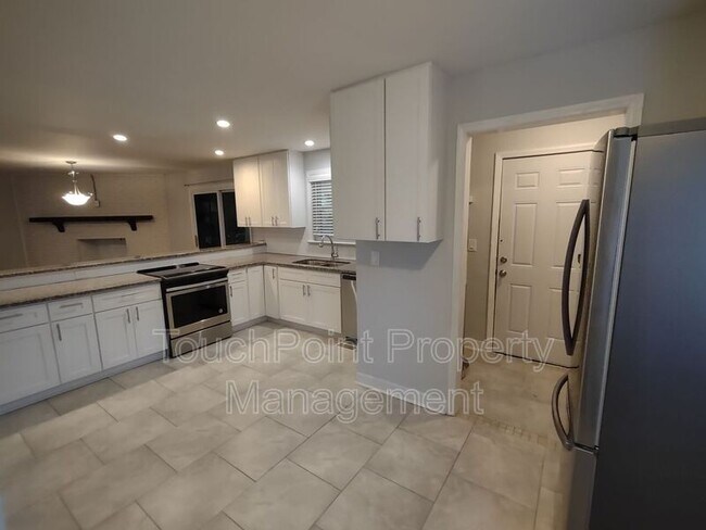 Foto del edificio - 6414 Elmwood Cir