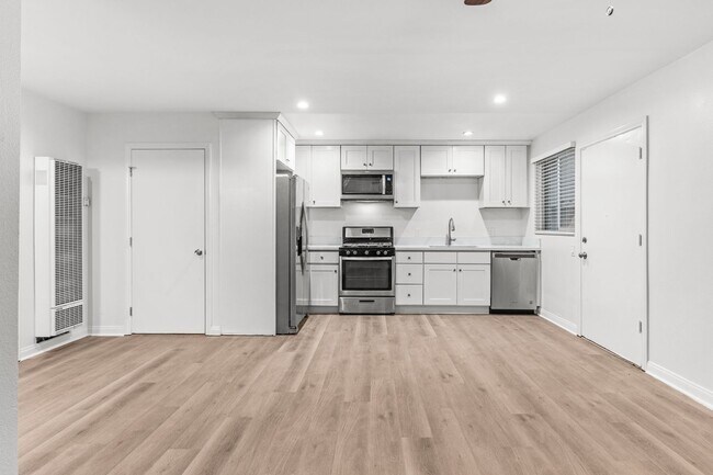 Foto del edificio - 3032 E 7th St