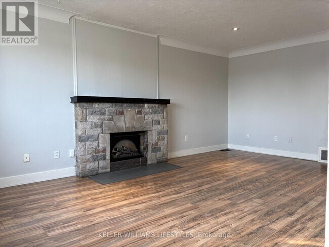 Building Photo - 678 Oxford St E