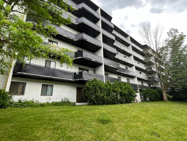 Building Photo - 111-187 Brybeck Crescent