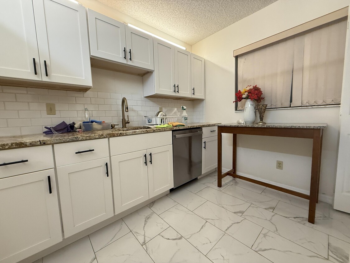 Primary Photo - 1200 SE Parkview Pl