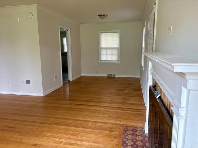 Building Photo - Beautiful 3 Bedroom 1 Bathroom Morton Meadows Cottage