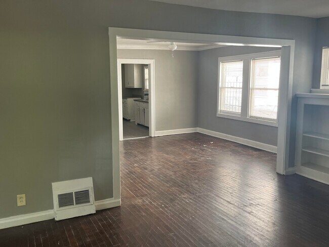 Building Photo - 4242 Flora Ave