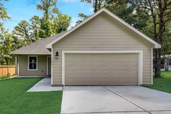 Building Photo - Spacious 3/2/2 in Livingston!