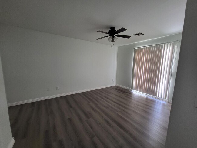 Building Photo - LARGE 3 BED 2 BATH DUPLEX
