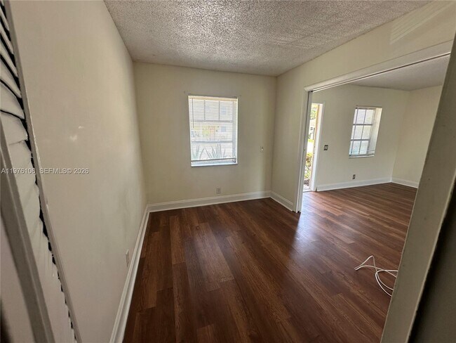 Foto del edificio - 3033 NW 68th St