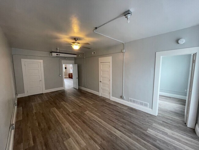Foto del edificio - Large updated 2 bedroom apartment